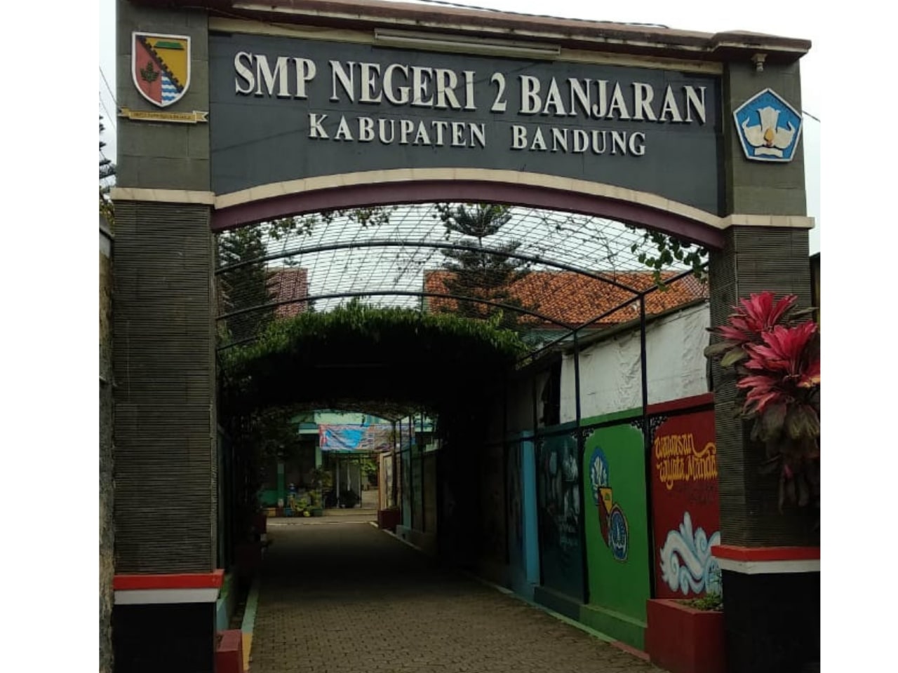 Gerbang Depan SMPN 2 Banjaran